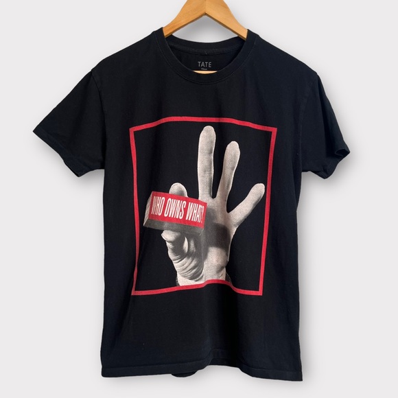 Barbara Kruger Art Tee WHO OWNS WHAT? 2013 Tee Shirt TATE London Museum Medium - Picture 1 of 3